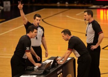 Basketball-Schiedsrichter, Fouls und Spielstandsanzeige erklärt
